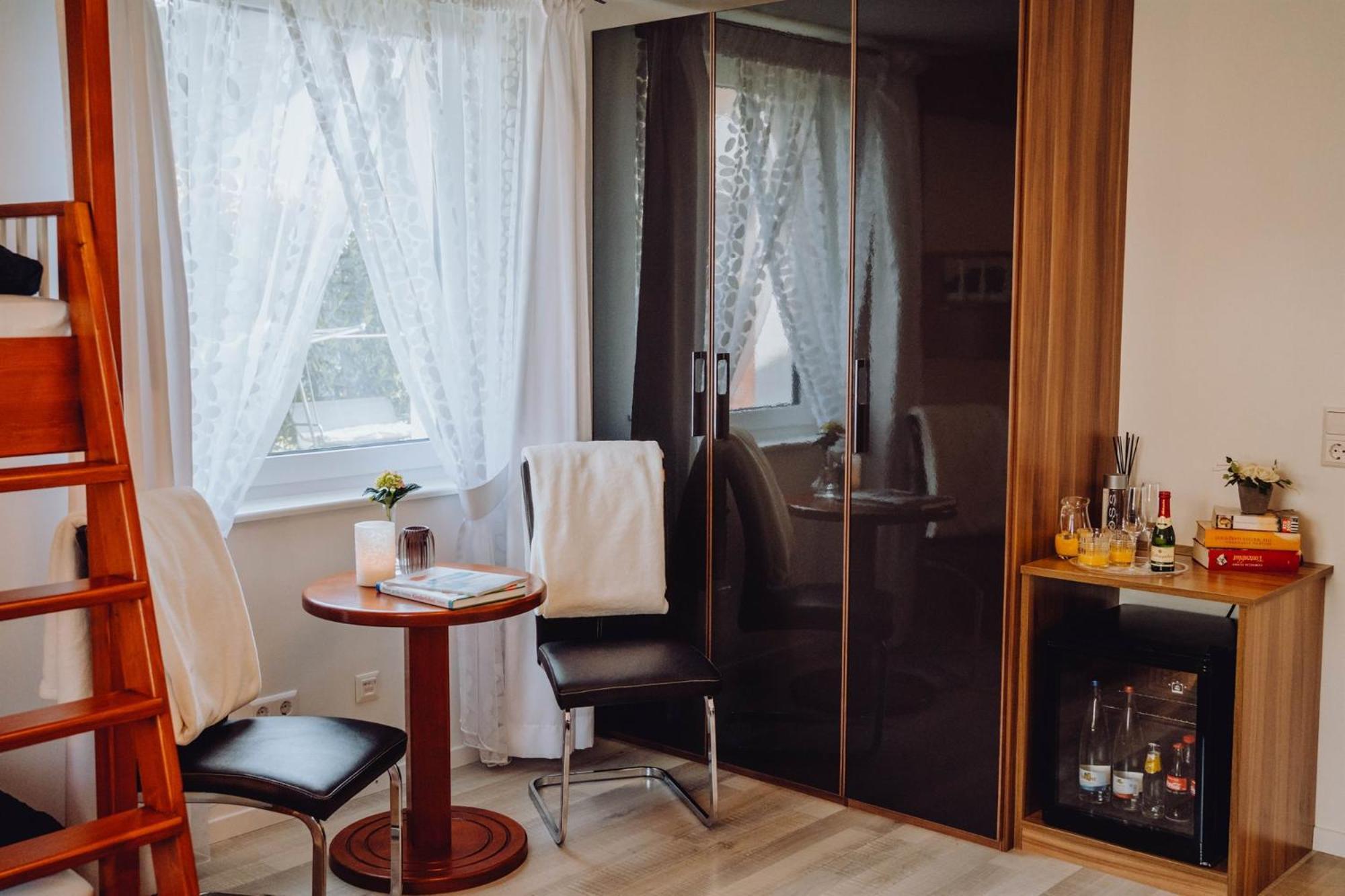 Pension Sterntaler Rheinhausen Εξωτερικό φωτογραφία